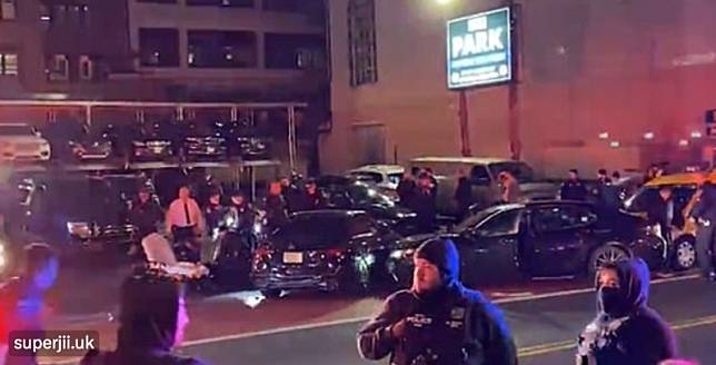 當地時間 1 日凌晨，美國一名駕駛開車衝撞狂歡人群，造成包含 3 名警察在內，參加完紐約跨年活動的 9 人受傷送醫。 圖 : 翻攝自推特 @HARDIK72030