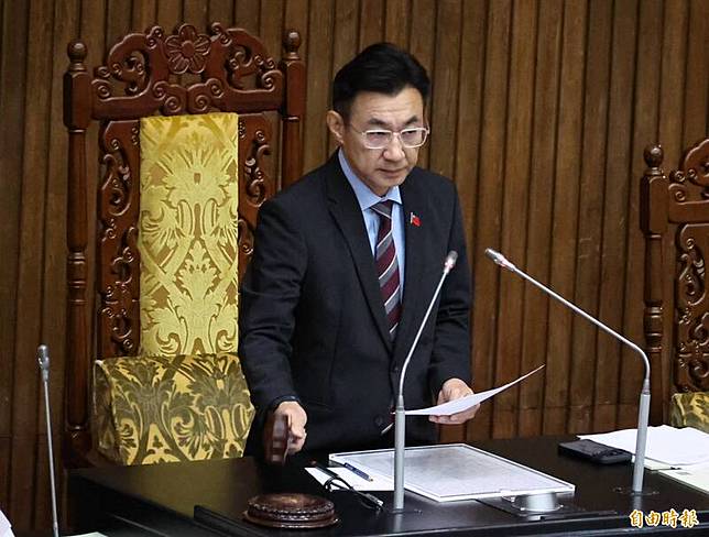 立法院副院長江啟臣今敲槌三讀，宣布通過修正「市區道路條例」第23條，將「汽車燃料使用費」改為「公路使用養護安全管理費」。(記者劉信德攝)