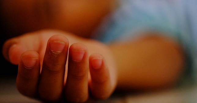 基隆5歲男童遭父虐殺身亡，母親尋子發現血跡斑斑倒臥房內，痛哭崩潰。申請保護令還未完成，孩子已遭毒手