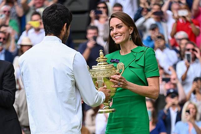 凱特王妃（右）去年將溫布頓男單冠軍金盃頒給阿卡拉斯。（翻攝Wimbledon官網）