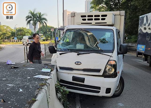 貨車撞壆後男司機自行離開車廂。(吳鎮興攝)