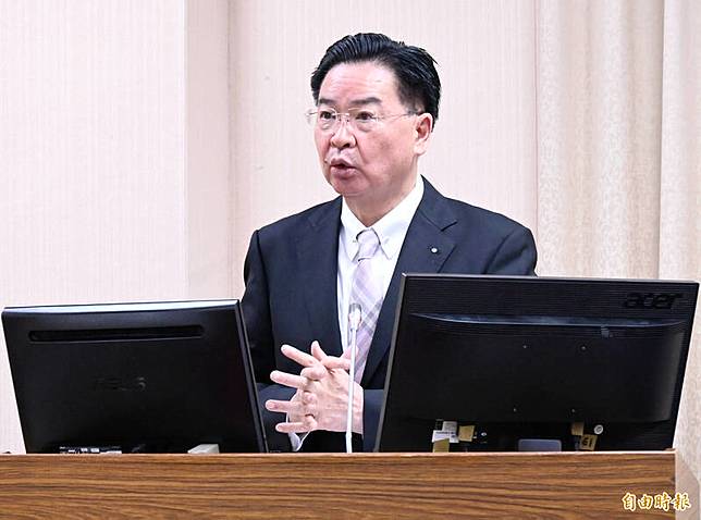 立法院外交及國防委員會15日邀請外交部部長吳釗燮報告「我國國際合作發展具體成效暨未來目標」，並備質詢。(記者朱沛雄攝)