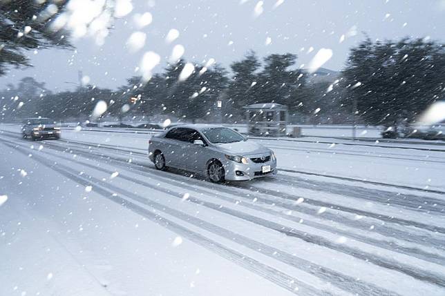 Cars run amid a winter storm in Houston, Texas, the United States, Jan. 21, 2025. (Photo by Chen Chen/Xinhua)