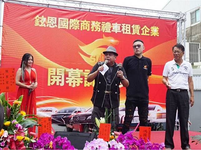 前台南市副市長顏純左的兒子涉嫌吸金上億元失聯，顏大鈞（圖右二）深夜在安平區街邊落網。（圖：黑面藝人粉絲團）