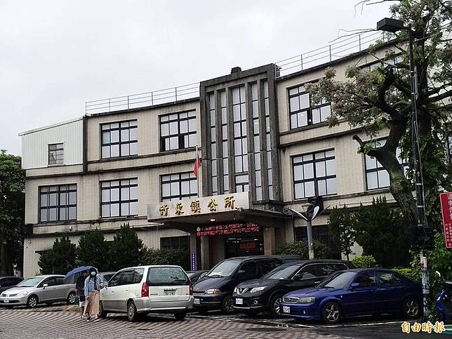 新竹縣關西鎮普發現金5000元，這兩天吸引大批民眾申請入籍關西鎮，公所希望藉此「政策留人」；但因議員總席次不變，竹東鎮恐因此而減少1席。(記者廖雪茹攝)