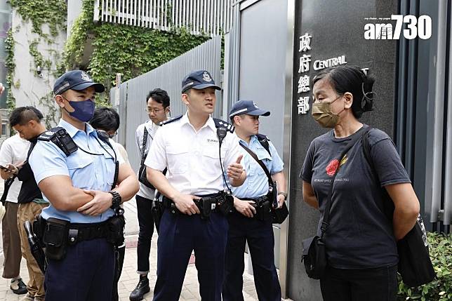 有警員在社民連請願前，提醒陳寶瑩(右)一行人不要作出危害國家安全的行為。(王偉洪攝)