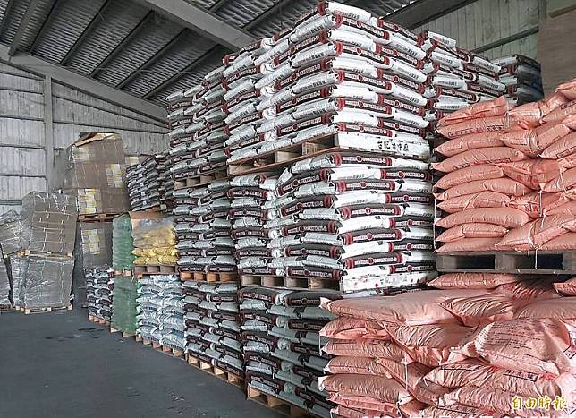 農糧署南區分署表示，國內訂有肥料管理法，提醒賣家販售各式私自分裝、混裝小包肥料是觸法行為，圖為農會肥料倉庫。(記者蘇福男攝)