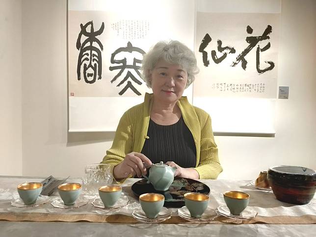 擁抱茶香和樂香的茶藝音樂人黎瑞菊，以好茶和音樂，接待有緣人。（記者林雪娟攝）