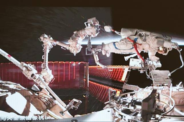 This screen image captured at Beijing Aerospace Control Center on Jan. 20, 2025 shows Shenzhou-19 astronaut Song Lingdong performing extravehicular activities outside China's orbiting space station. (Xinhua/Liu Fang)