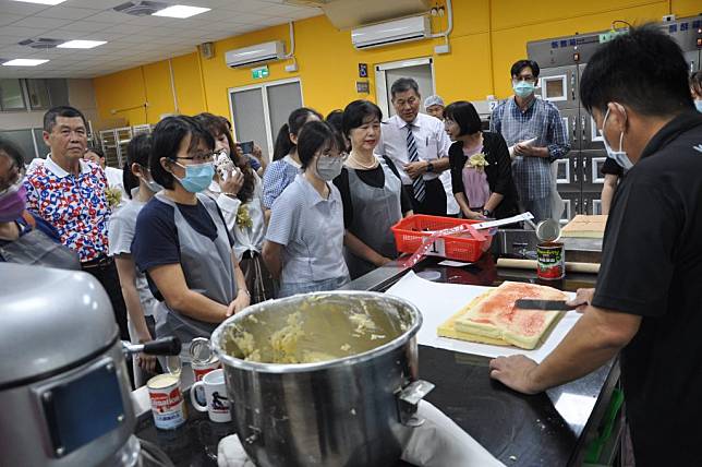 東勢高工辦理台中市國中教師烘焙西點製作研習，開啟烘焙製作新風貌。（記者徐義雄攝）