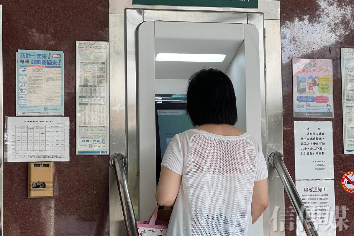 ATM提款遇嗶嗶叫？銀行和台南郵政試辦「ATM臉部遮蔽示警」 金管會：領完再戴回口罩就好| 信傳媒| LINE TODAY