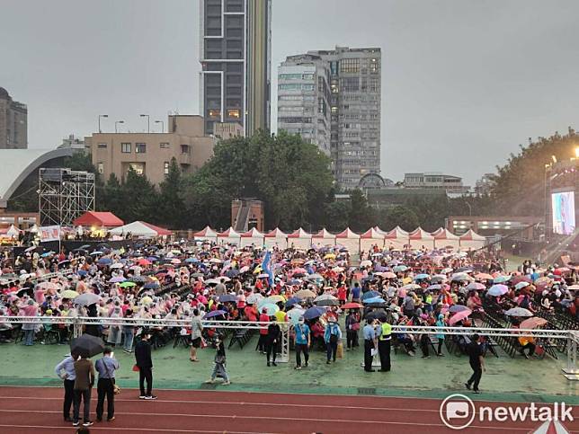 郭台銘的板橋造勢現場晚間下起雨。 圖：黃建豪/攝