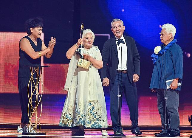 第33屆金曲獎由簡燕春（左2）獲最佳原住民語歌手。（主辦單位提供）