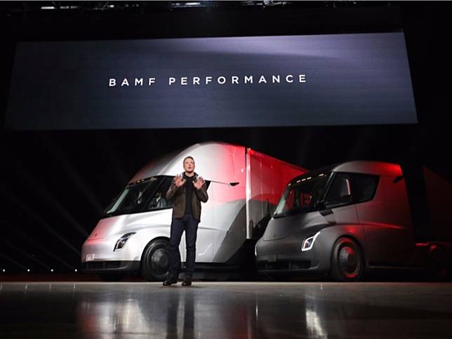 ชมโฉมสะใจ “Tesla Semi” รถบรรทุกไฟฟ้าไซส์ยักษ์ ชาร์จ 1 ครั้ง วิ่งได้ 800 กม.
