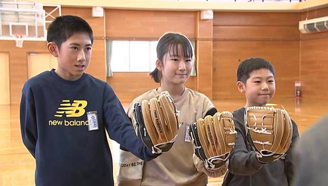 大谷翔平捐贈日本小學的手套遭轉賣引發風波。（圖／翻攝自社群平台X）