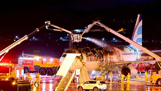 南韓釜山航空班機準備起飛前往香港時機艙內突然冒煙起火，機上176人全數緊急撤離。美聯社
