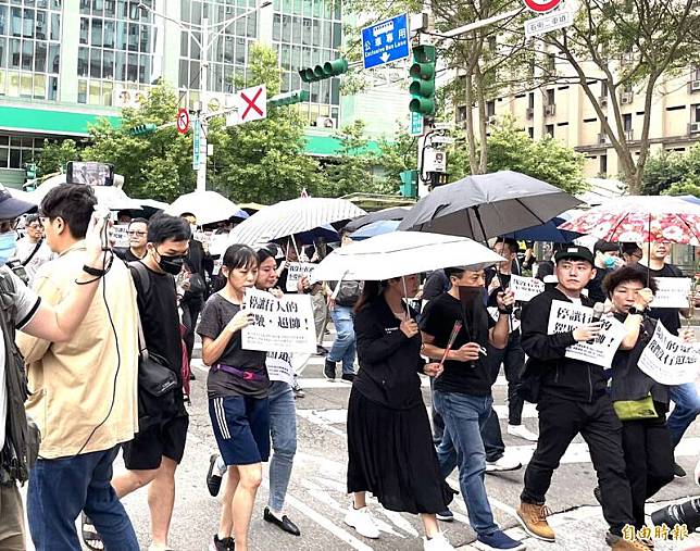 民間團體昨同步在全台七縣市發起「行人安全大富翁」快閃活動，高喊「終結行人地獄、還我人本交通」口號。(資料照，記者陳心瑜攝)