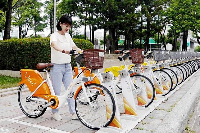 新北市交通局16日表示，擬恢復公共自行車YouBike前30分鐘免費，並要求微笑單車公司研擬周全的車輛調度計畫，讓租借更方便，預計114年第1季實施。（新北市交通局提供）中央社記者黃旭昇新北傳真 113年10月16日  
