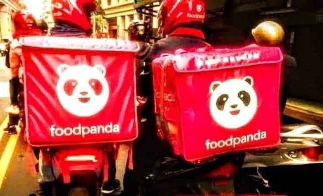 ▲有網友發現，foodpanda外送箱上的圖案，竟然有分「紅眼」和「黑眼」。（圖／翻攝自《外送員的奇聞怪事》 ）