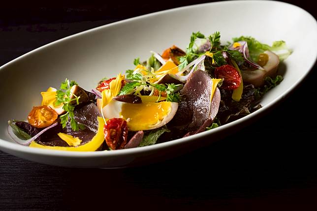 WILDWOOD尼斯沙拉、鰹魚、紅酒油醋醬汁，吃得到新鮮的滋味。（圖片提供／WILDWOOD）