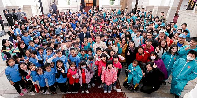 賴清德總統23日邀請萬里區大鵬國小、野柳國小及萬里國中師生參觀總統府。(threads@william_chingte)