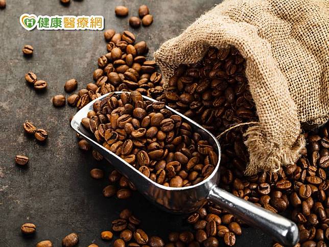 咖啡生豆直接放地上非常容易受潮，一旦咖啡豆受潮，就容易變質、遭蟲害。而且受潮之後的咖啡豆即使經過烘焙，豆子品嘗起來的水味還是很重，口感一定受到影響，因此最適當的方式就是用架高的層架來安置生豆，以維護生豆的品質和風味。