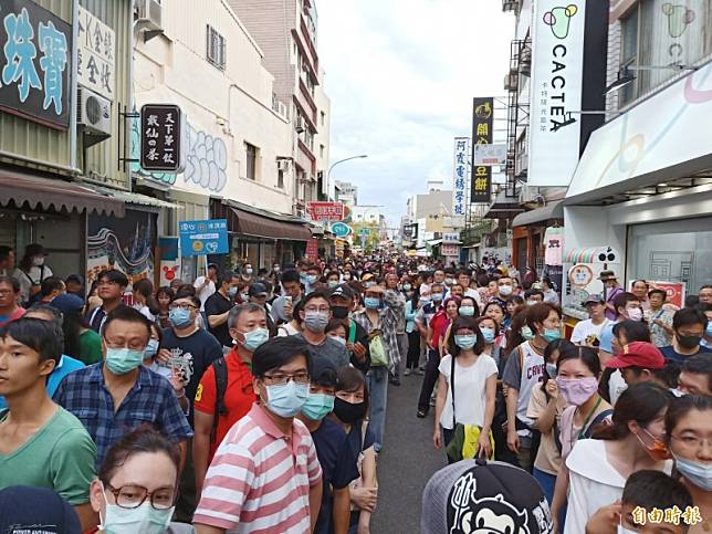 整個淺草新天地周邊人潮爆滿，都是為了來看阿中部長本尊！(記者王姝琇攝)