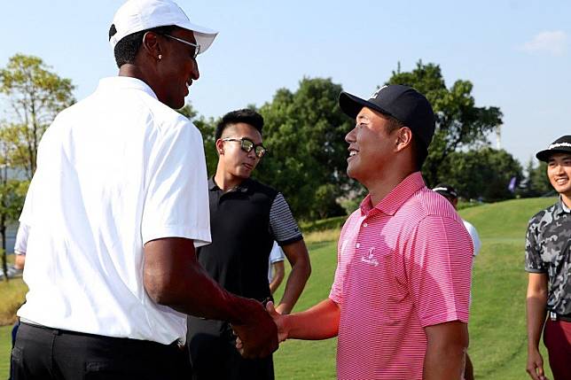 Hong Kong's Motin Yeung meets former NBA star Scottie Pippen at the Zhuzhou Classic. Photos: PGA Tour Series-China/Zhuang Liu