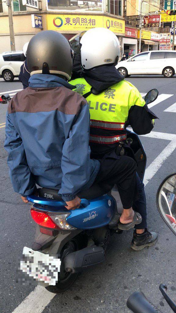 善化分局員警騎著老翁的機車，載身體不適的老翁回家。（記者林相如翻攝）