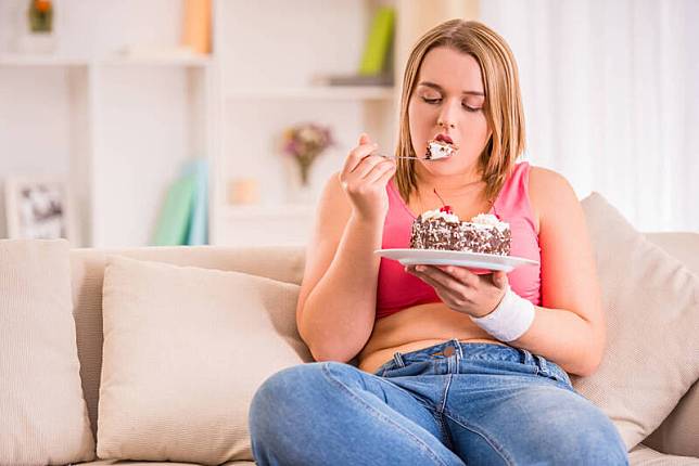 黃軒提醒，太多的精緻糖、高果糖的食品，會導致脂肪堆積在肝細胞，即使體重沒有超重，糖對肝臟的損害，也不亞於酒精；圖為情境照。(圖取自shutterstock)