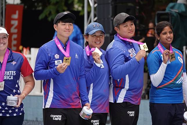 台灣隊射下女子複合弓團體賽金牌。(陳詩園教練提供)