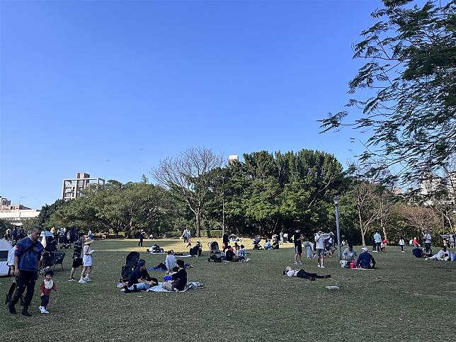 今日氣溫回升，臺灣各地多為多雲到晴的天氣。（記者古可絜攝）