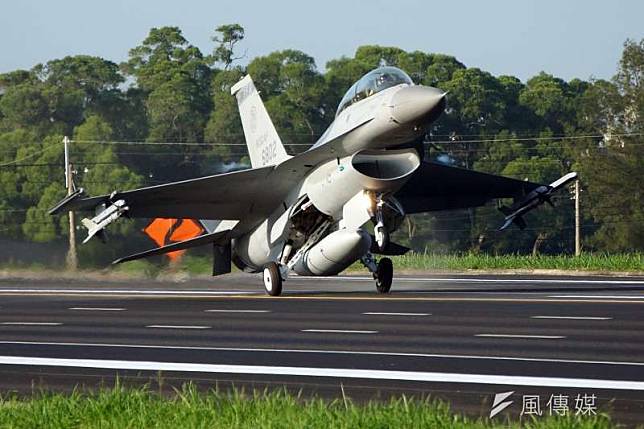 總統蔡英文今天提到採購新戰機訊息，直接點名F-16V在性能、需求、後勤有無可取代的優勢，「是政府審慎評估後的決定。」圖為F-16戰機。（資料照，蘇仲泓攝）