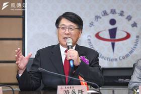 中選會新任主委游盈隆日前表示，現階段用《國籍法》處理陸配參政權，不僅牽強，而且有高度爭議。（資料照，顏麟宇攝）