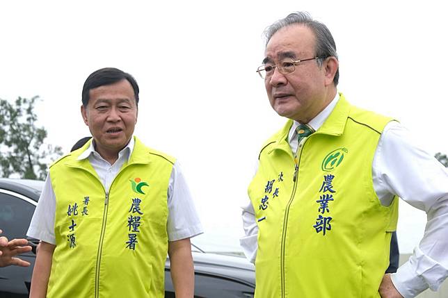 農業部次長胡忠一（右）與農糧署署長姚士源前往雲林產地瞭解蒜價對農民生計的影響。（攝影／楊語芸）