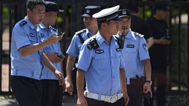 ตำรวจจีน จับชายวัยรุ่นพ่นโซดาไฟใส่เด็กๆในโรงเรียนอนุบาล เด็กและครูบาดเจ็บ 54 คน
