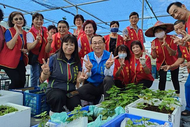 重慶里許鳳霞里長與志工們於忠孝公園市民活動中心頂樓的開心農場分享成果 。(圖/新北市板橋區公所)