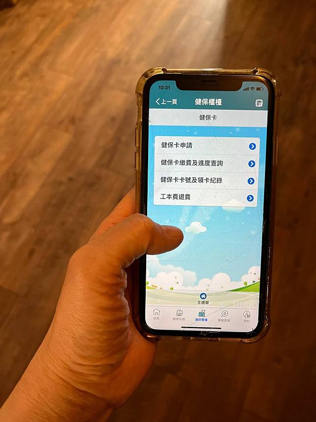 健保卡遺失可透過線上申請，健保署今發布線上申請5步驟流程，提醒民眾可免出門辦理，只要透過已註冊綁定的「全民健保行動快易通｜健康存摺」APP，進入「健保櫃檯」即可線上申請！   圖：曾郡秋/攝