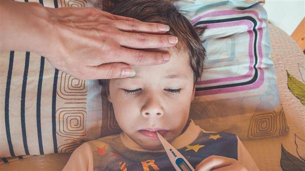 孩子發燒應立即就醫了解病因，不要自行購買退燒藥。（示意圖／Pixabay）