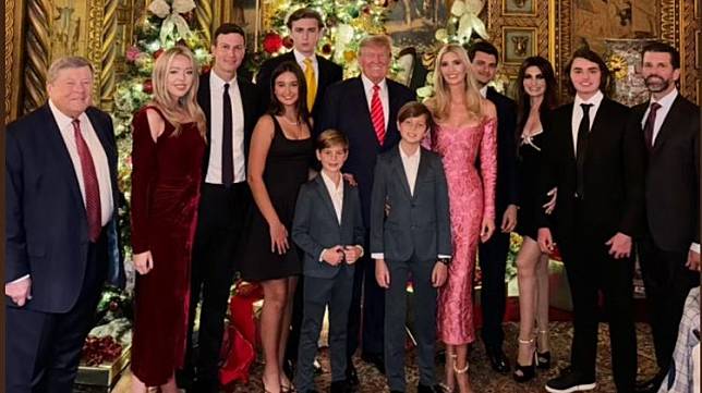 美國前總統川普（左六）的聖誕全家福照片曝光，包括他的小兒子巴隆（左五）、孫女阿拉貝拉（左四），以及岳父大人克納佛斯（左一）。翻攝Instagram/Kimberly Guilfoyle