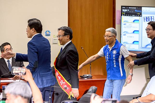 魏平政（左2）獲得國民黨徵召為彰化縣長參選人，蕭景田（右2）雖取代謝衣鳯擔任國民黨彰化縣黨部主委，但長期和謝家保持友善。（攝影／黃世澤）