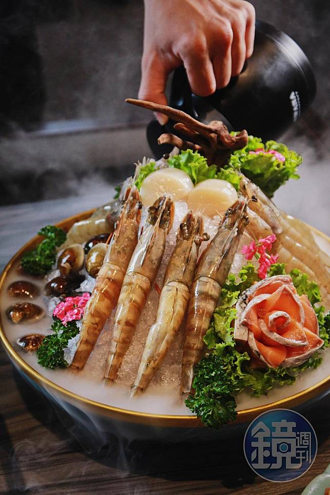 這一道鮮味大會師的「仙氣頂級海宴」專用來討好海鮮控的胃。（1,180元／份）