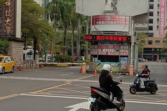 台南市環保局推動機車排氣定檢E化通知，車主上網 登記手機號碼及車牌，就會在每年應定檢時間收到簡 訊通知，將針對大專校院加強宣導。 （台南市環保局提供） 中央社記者楊思瑞台南傳真 111年1月2日  
