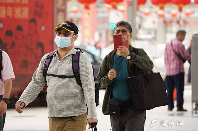 因應中國武漢肺炎，民眾紛紛戴上口罩防疫。（盧逸峰攝）