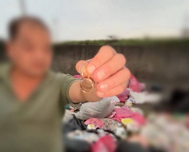 海巡隊員倒垃圾時弄丟結婚金戒指，淡水清潔隊員翻遍垃圾堆終於尋回失主具紀念意義的結婚金戒指。（淡水清潔隊提供）