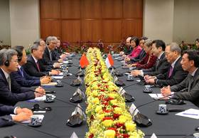 2025年10月26日，中國國務院總理李強到訪新加坡，與新加坡總理黃循財總理舉行雙邊會議。（新加坡總理公署臉書）