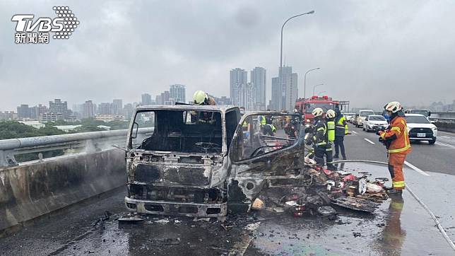 小貨車行駛中後方貨物突起火，整輛車被燒毀。（圖／TVBS）