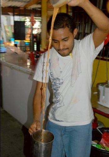 「拉」茶是南印度的做法，但大部分的印度人其實超少見到「拉」出來的奶茶，一般都是用煮的居多，反倒是傳到星馬地區後才強調這個步驟。(圖片提供/馬來西亞觀光局)