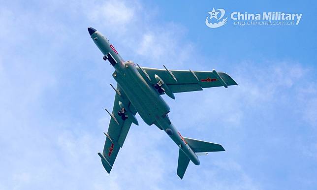 解放軍「轟-6J」(H-6J)戰略轟炸機。   圖：翻攝中國國防部網