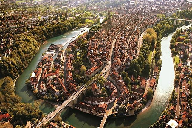 瑞士伯恩及阿勒河俯瞰景。（©Switzerland Tourism）